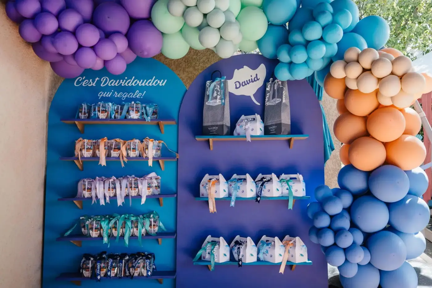 Dezelfde opstelling op het feest: ballonboog, twee panelen en bedankjes in doosjes
